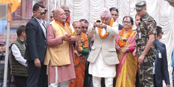 নেপালৰ ৰাষ্ট্ৰপতি আৰু প্ৰধানমন্ত্ৰীৰ ছঠ ঘাট পৰিদৰ্শন কৰি অস্তগামী সূৰ্য্যক প্ৰাৰ্থনা