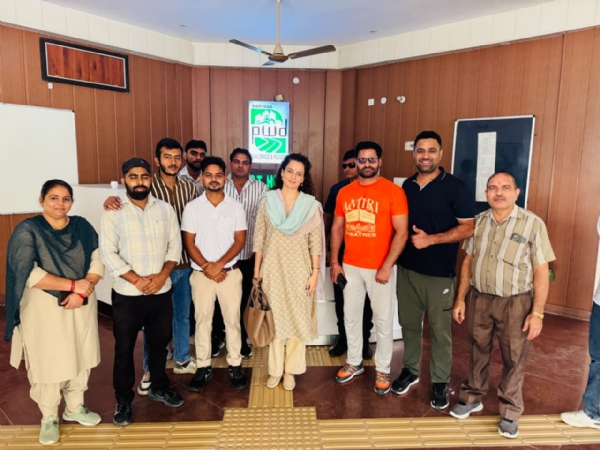 जींद के विश्राम गृह में स्थानीय लाेगाें के साथ कंगना रानाैत जींद के विश्राम गृह में स्थानीय लाेगाें के साथ कंगना रानाैत