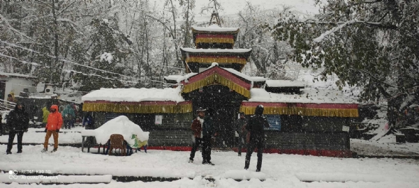 मुक्तिनाथ क्षेत्र में बर्फबारी मुक्तिनाथ क्षेत्र में बर्फबारी