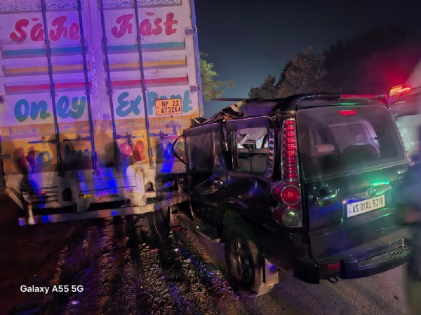 সোণাপুৰৰ নাজিৰাখাটত ভয়ংকৰ পথ দুৰ্ঘটনা সোণাপুৰৰ নাজিৰাখাটত ভয়ংকৰ পথ দুৰ্ঘটনা