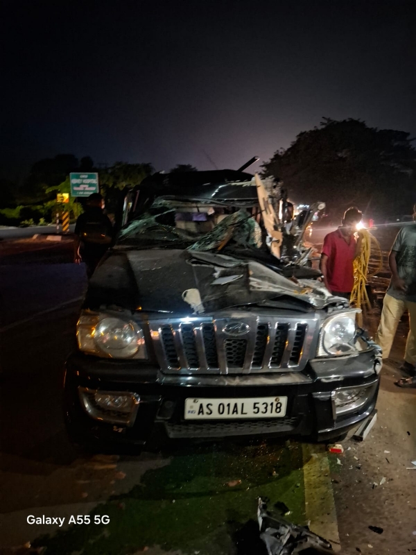 সোণাপুৰৰ নাজিৰাখাটত ভয়ংকৰ পথ দুৰ্ঘটনা সোণাপুৰৰ নাজিৰাখাটত ভয়ংকৰ পথ দুৰ্ঘটনা