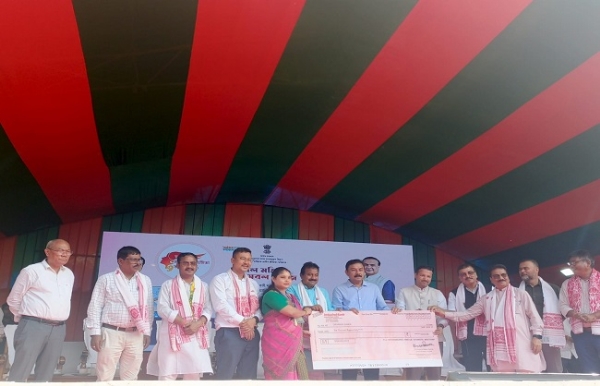 ধুবুৰী জিলাৰ প্ৰতাপ চন্দ্ৰ বৰুৱা, গৌৰীপুৰ খেলপথাৰত  মুখ্যমন্ত্ৰী মহিলা উদ্যমিতা আঁচনিৰ আনুষ্ঠানিক চেক বিতৰণ ধুবুৰী জিলাৰ প্ৰতাপ চন্দ্ৰ বৰুৱা, গৌৰীপুৰ খেলপথাৰত  মুখ্যমন্ত্ৰী মহিলা উদ্যমিতা আঁচনিৰ আনুষ্ঠানিক চেক বিতৰণ