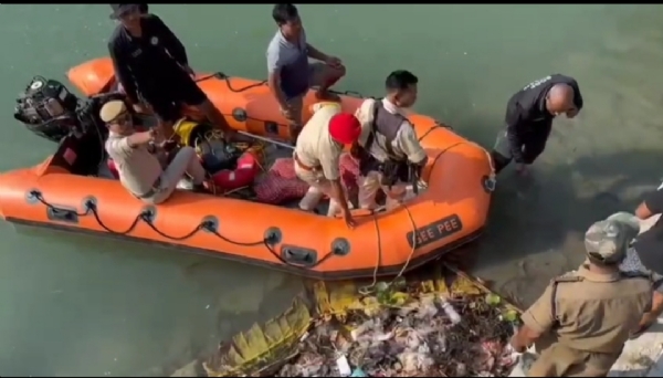 বিজনীৰ দুলানী নৈত মৃতদেহ উদ্ধাৰ। বিজনীৰ দুলানী নৈত মৃতদেহ উদ্ধাৰ।