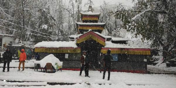 নেপালঃ প্ৰচণ্ড তুষাৰপাতৰ ফলত মুক্তিনাথ অঞ্চলত আবদ্ধ হৈ পৰিছে হাজাৰ হাজাৰ পৰ্যটক