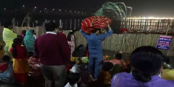 উদীয়মান সূৰ্য্যক অৰ্ঘ্য প্ৰদানেৰে সূৰ্য্য উপাসনাৰ মহাপৰ্ব ছঠ পূজাৰ সমাপন