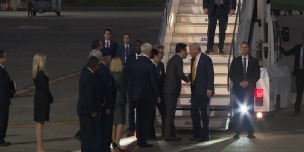 জাপানত উপস্থিত ট্ৰাম্প, টকিঅ’ত সম্ৰাটক সাক্ষাৎ, প্ৰধানমন্ত্ৰীৰ সৈতে আলোচনা আৰম্ভ