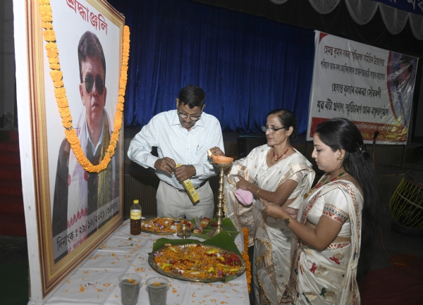 লেখক -গৱেষক -সাংবাদিক মনজিৎ ৰাজকোঁৱৰক হেমন্ত কুমাৰ বৰুৱা সোঁৱৰণী যুৱ বঁটা প্ৰদান লেখক -গৱেষক -সাংবাদিক মনজিৎ ৰাজকোঁৱৰক হেমন্ত কুমাৰ বৰুৱা সোঁৱৰণী যুৱ বঁটা প্ৰদান