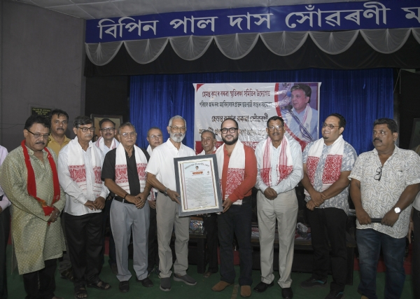 লেখক -গৱেষক -সাংবাদিক মনজিৎ ৰাজকোঁৱৰক হেমন্ত কুমাৰ বৰুৱা সোঁৱৰণী যুৱ বঁটা প্ৰদান লেখক -গৱেষক -সাংবাদিক মনজিৎ ৰাজকোঁৱৰক হেমন্ত কুমাৰ বৰুৱা সোঁৱৰণী যুৱ বঁটা প্ৰদান