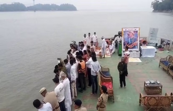 ফাঁচীবজাৰৰ কাছমাৰী ঘাটত বিসৰ্জন দিয়া হ’ল জুবিন গাৰ্গৰ চিতাভষ্ম ফাঁচীবজাৰৰ কাছমাৰী ঘাটত বিসৰ্জন দিয়া হ’ল জুবিন গাৰ্গৰ চিতাভষ্ম