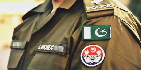 পাকিস্তানৰ লাহোৰত ডকাইতিৰ অভিযোগত গ্ৰেপ্তাৰ আৰক্ষীৰ উপ-পৰিদৰ্শক