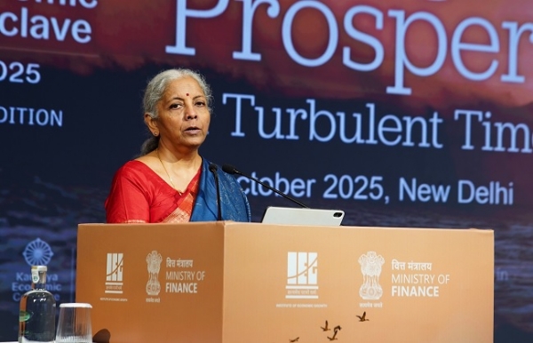 कौटिल्य इकोनॉमिक कॉन्क्लेव 2025 को संबोधित करते वित्‍त मंत्री सीतारमण