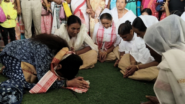 জুবিন ক্ষেত্ৰত গৰিমা শইকীয়া গাৰ্গ সহ উপস্থিত নিৰ্মাণ সমিতিৰ অন্যান্য বিষয় ববীয়া সকল। জুবিন ক্ষেত্ৰত গৰিমা শইকীয়া গাৰ্গ সহ উপস্থিত নিৰ্মাণ সমিতিৰ অন্যান্য বিষয় ববীয়া সকল।