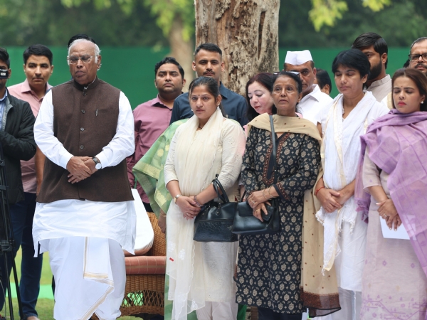 इंदिरा गांधी की 41वीं पुण्यतिथि पर सोनिया गांधी, राहुल गांधी और मल्लिकार्जुन खरगे नेताओं ने दी श्रद्धांजलि इंदिरा गांधी की 41वीं पुण्यतिथि पर सोनिया गांधी, राहुल गांधी और मल्लिकार्जुन खरगे नेताओं ने दी श्रद्धांजलि