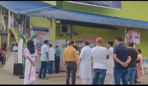 নাজিৰাৰ বোলছবি গৃহত পুৱা ৯বজাৰ পৰা আৰম্ভ জুবিন গাৰ্গৰ শেষৰ খন বোলছবি ৰৈ ৰৈ বিনালে৷ নাজিৰাৰ বোলছবি গৃহত পুৱা ৯বজাৰ পৰা আৰম্ভ জুবিন গাৰ্গৰ শেষৰ খন বোলছবি ৰৈ ৰৈ বিনালে৷