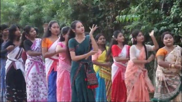 কঠিয়াতলীত আগন্তুক শ্ৰী শ্ৰী কৃষ্ণ ৰাসৰ বাবে আখৰা কৰাত ব্যস্ত শিল্পী সকল। কঠিয়াতলীত আগন্তুক শ্ৰী শ্ৰী কৃষ্ণ ৰাসৰ বাবে আখৰা কৰাত ব্যস্ত শিল্পী সকল।