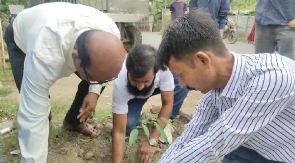 নাজিৰাৰ বোলছবি গৃহত পুৱা ৯বজাৰ পৰা আৰম্ভ জুবিন গাৰ্গৰ শেষৰ খন বোলছবি ৰৈ ৰৈ বিনালে৷ নাজিৰাৰ বোলছবি গৃহত পুৱা ৯বজাৰ পৰা আৰম্ভ জুবিন গাৰ্গৰ শেষৰ খন বোলছবি ৰৈ ৰৈ বিনালে৷