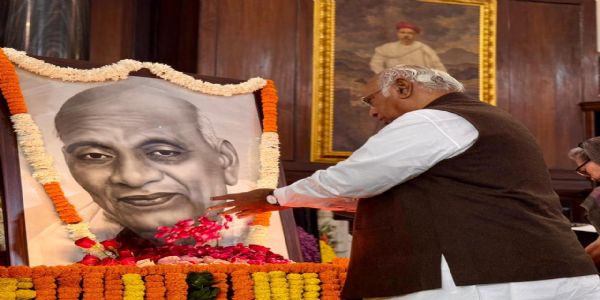 চৰ্দাৰ পেটেলৰ ১৫০ সংখ্যক জন্ম জয়ন্তীত সংসদ ভৱনত মল্লিকাৰ্জুন খৰ্গে, ছোনিয়া গান্ধী আৰু ৰাহুল গান্ধীৰ শ্ৰদ্ধাঞ্জলি জ্ঞাপন