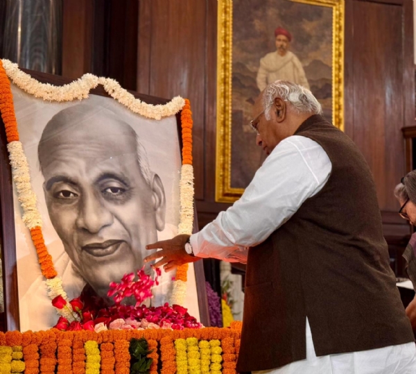 मल्लिकार्जुन खरगे, सोनिया गांधी और राहुल गांधी ने संसद भवन में सरदार पटेल की 150वीं जयंती पर दी श्रद्धांजलि मल्लिकार्जुन खरगे, सोनिया गांधी और राहुल गांधी ने संसद भवन में सरदार पटेल की 150वीं जयंती पर दी श्रद्धांजलि