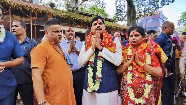 অসমঃ মধ্যপ্ৰদেশৰ মুখ্যমন্ত্ৰী ড০ মোহন যাদৱে মা কামাখ্যাক প্ৰাৰ্থনা কৰাৰ অন্তত পত্নীৰ সৈতে মন্দিৰ চৌহদৰ প্ৰদক্ষিণ কৰে।