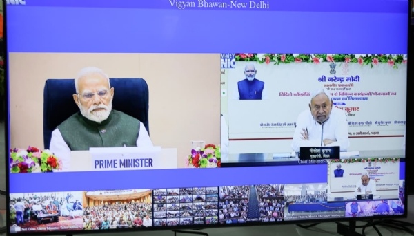 मुख्यमंत्री नीतीश प्रधानमंत्री के साथ वीडियो कांफ्रेंसिंग के साथ जुड़ने के दौरान