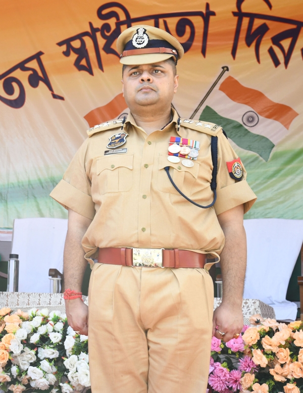শোণিতপুৰ জিলাৰ জ্যেষ্ঠ আৰক্ষী অধীক্ষক বৰুণ পুৰকায়স্হলৈ ৰাষ্ট্ৰীয় পৰ্যায়ৰ বিশেষ বঁটা প্ৰদান