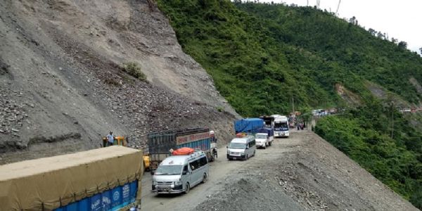 অবিৰত বৰষুণৰ ফলত নেপালৰ ১১টা ডাঙৰ ঘাইপথ অৱৰোধ