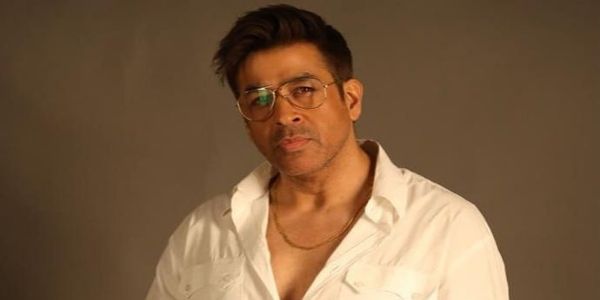 ৰজত বেদীয়ে বলীউডক তীব্ৰ সমালোচনা কৰে, ইয়াক সংবেদনহীন আৰু স্বাৰ্থপৰ বুলি অভিহিত কৰে