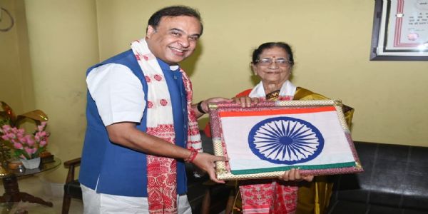 মুখ্যমন্ত্ৰীৰ প্ৰাক্তন কেন্দ্ৰীয় মন্ত্ৰী বিজয়া চক্ৰৱৰ্তীক জন্মদিনৰ শুভেচ্ছা জ্ঞাপন