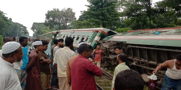 বাংলাদেশত উদয়ন এক্সপ্ৰেছৰ ইঞ্জিন আৰু তিনিটা ডবা লাইনচ্য়ুত