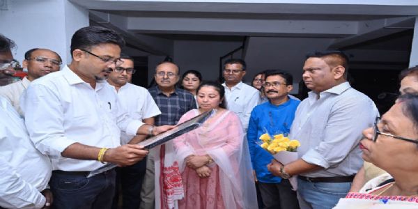 উত্তৰ-পূব সীমান্ত ৰেলৱেৰ বিষয়াবৰ্গৰ তৰফৰ পৰা জুবিন গাৰ্গৰ বাসগৃহত গৈ সমবেদনা জ্ঞাপন