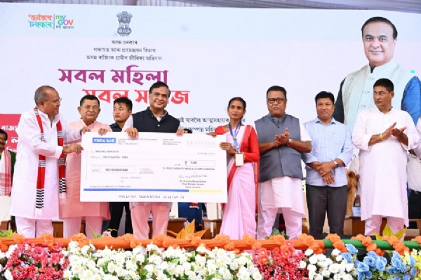 অসমঃ জোনাইত মুখ্যমন্ত্ৰীৰ মহিলা উদ্যোগীকৰণ আঁচনিৰ বাবে চেক প্ৰদান কৰি মুখ্যমন্ত্ৰী। আন আন মন্ত্ৰীসকলো উপস্থিত।