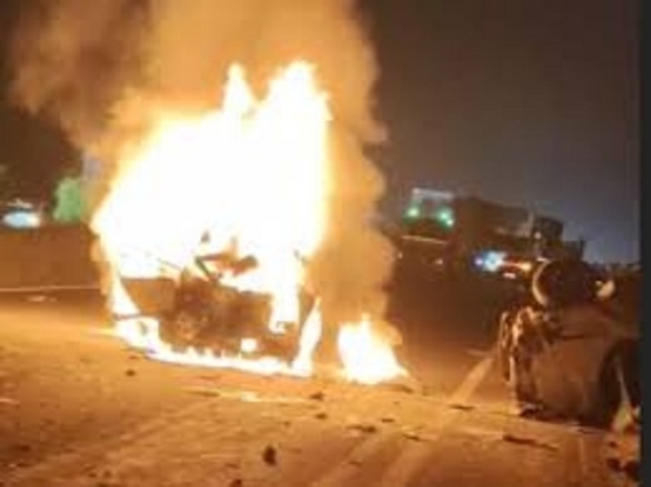 इंदौर-खलघाट हाइवे पर दो कारों में टक्कर के बाद लगी आग