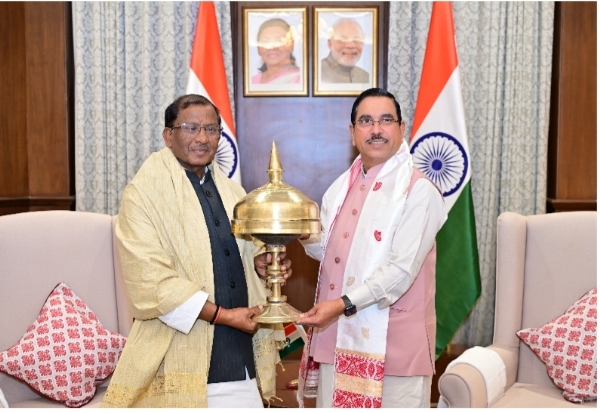 কেন্দ্ৰীয় মন্ত্ৰী প্ৰলহাদ যোশীৰ  অসমৰ ৰাজ্যপালক সাক্ষাৎ