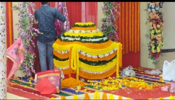 বৰপেটাৰোডৰ ৰাধা কৃষ্ণ ঠাকুৰ বাৰীত দিনযোৰা কাৰ্যসূচীৰে শ্যাম পৰিয়ালৰ তৰফৰ পৰা খাটো শ্যাম বাবাৰ জন্ম দিন উদযাপন