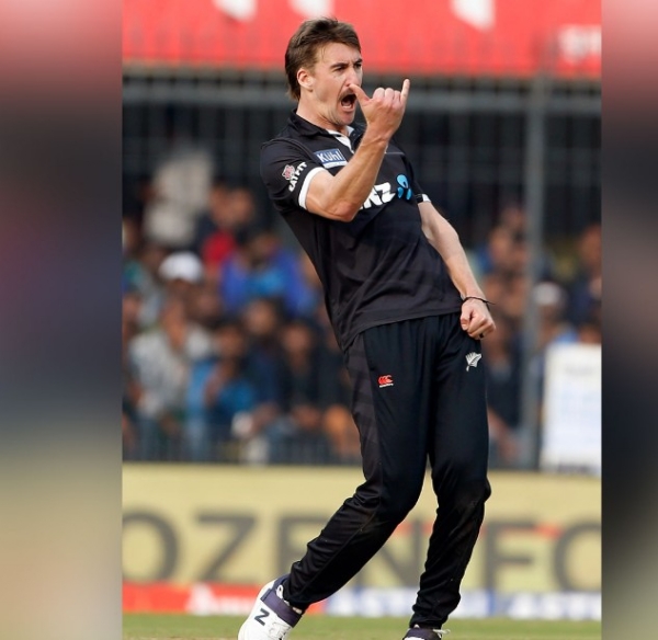 विकेट लेने की खुशी मनाते ब्लेयर टिकनर