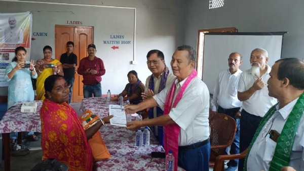 কোকৰাঝাৰত সুলভ মূল্যৰ মচুৰ দাইল, চেনি আৰু নিমখ বিতৰণ আঁচনিৰ আনুষ্ঠানিক শুভাৰম্ভ ।