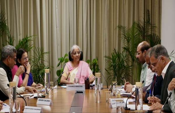 किसान संगठनों के प्रतिनिधियों और प्रमुख कृषि अर्थशास्त्रियों के साथ बजट-पूर्व परामर्श बैठक करते सीतारमण