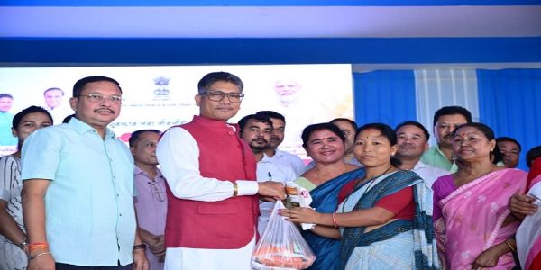 মুখ্যমন্ত্ৰী ড° হিমন্ত বিশ্ব শৰ্মাৰ দ্বাৰা ৰাজসাহায্যযুক্ত অত্যাৱশ্যকীয় সামগ্ৰী যোগান আঁচনিৰ শুভাৰম্ভ