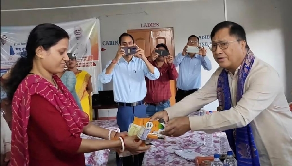 কোকৰাঝাৰত সুলভ মূল্যৰ মচুৰ দাইল, চেনি আৰু নিমখ বিতৰণ আঁচনিৰ আনুষ্ঠানিক শুভাৰম্ভ ।