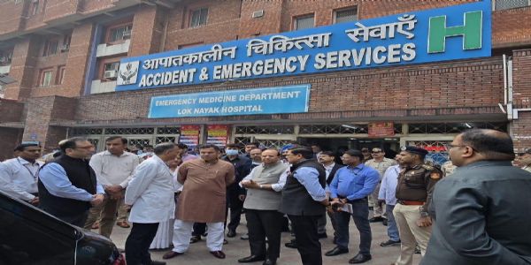 দিল্লী বিস্ফোৰণৰ পীড়িত লোকক সাক্ষাৎ লেফটেনেণ্ট গৱৰ্ণৰ ছাক্সেনাৰ