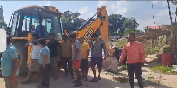 উজনিৰ চাৰিলেনযুক্ত পথনিৰ্মাণত বহিৰাগত কোম্পানীৰ লুন্ঠনৰ ফল ভুগিছে থলুৱা ঠিকাদাৰ,কৰ্মচাৰী-বনুৱাই