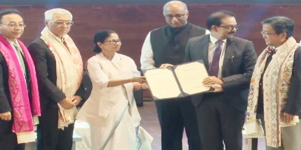 জাপানৰ ওকায়ামা বিশ্ববিদ্যালয়ৰ মুখ্যমন্ত্ৰী মমতা বেনাৰ্জীলৈ সন্মানীয় ডি.লিট. ডিগ্ৰী প্ৰদান