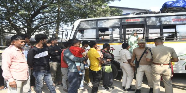 তেজপুৰত কোচবিহাৰৰ পৰা দুখন বাছৰে অহা ৮০জন প্ৰব্ৰজনকাৰীক আটক