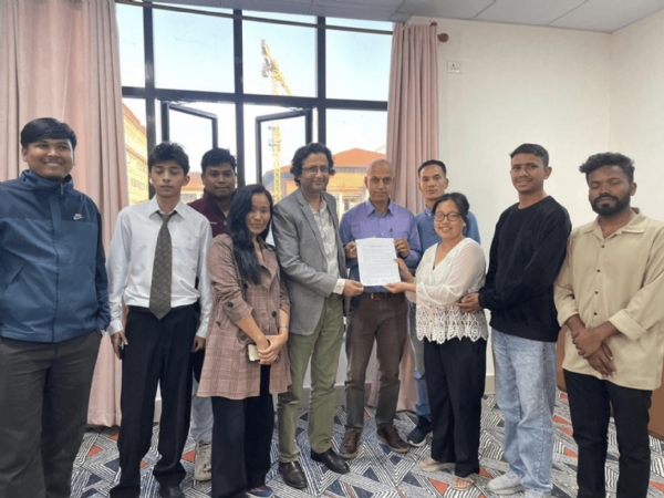 जेन जी समुह द्वारा सरकार को सम्झौता का ड्राफ्ट प्रस्तुत करते हुए जेन जी समुह द्वारा सरकार को सम्झौता का ड्राफ्ट प्रस्तुत करते हुए