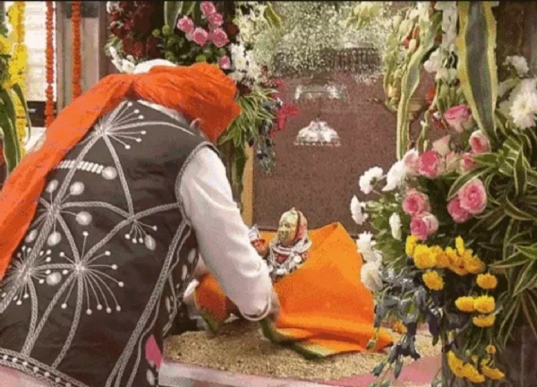 देवमोगरा माता का पीएम मोदी दर्शन करते हुए देवमोगरा माता का पीएम मोदी दर्शन करते हुए
