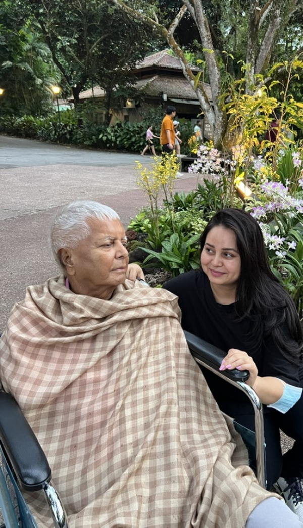 लालू यादव की बेटी रोहणी आचार्य की फोटो- साथ में लालू यादव भी लालू यादव की बेटी रोहणी आचार्य की फोटो- साथ में लालू यादव भी