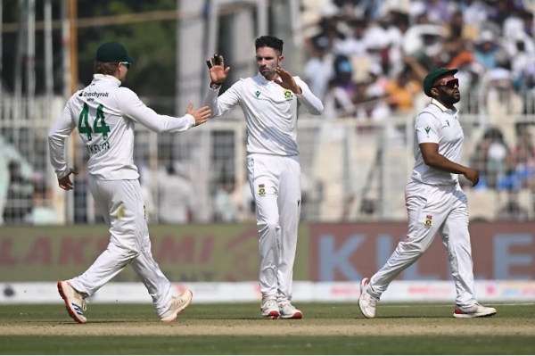 के एल राहुल का विकेट लेने की खुशी मनाते केशव महाराज