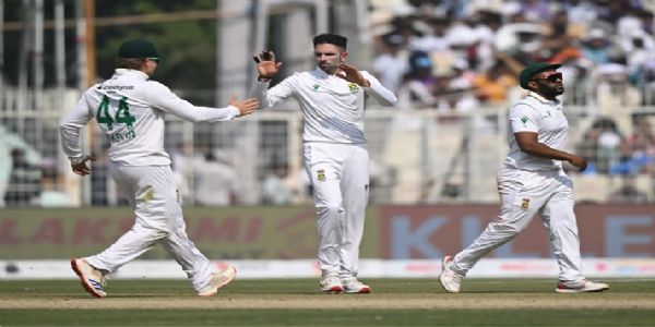 কলকাতা টেষ্টঃ ভাৰতৰ প্ৰথম ইনিংছ ১৮৯ ৰানত সমাপ্ত, ৩০ ৰানৰ অগ্ৰগতি লাভ