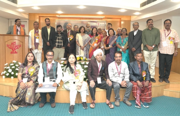 लेखक सम्मिलन में उपस्थित साहित्य अकादमी बाल साहित्य पुरस्कार 2025 से पुरस्कृत लेखक। लेखक सम्मिलन में उपस्थित साहित्य अकादमी बाल साहित्य पुरस्कार 2025 से पुरस्कृत लेखक।