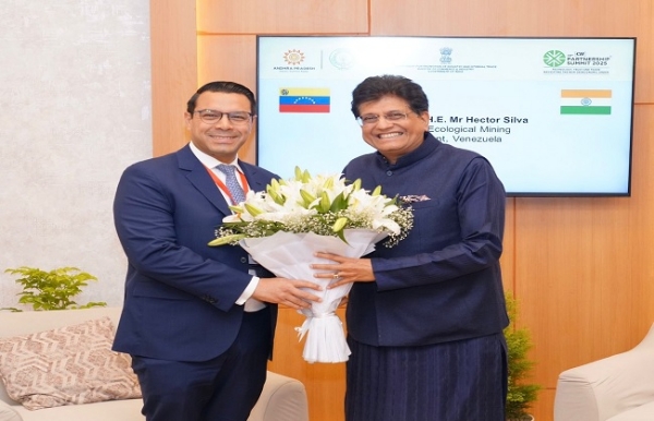 वेनेजुएला के पारिस्थितिक खनन विकास मंत्री हेक्टर सिल्वा के साथ बातचीत करते गोयल वेनेजुएला के पारिस्थितिक खनन विकास मंत्री हेक्टर सिल्वा के साथ बातचीत करते गोयल
